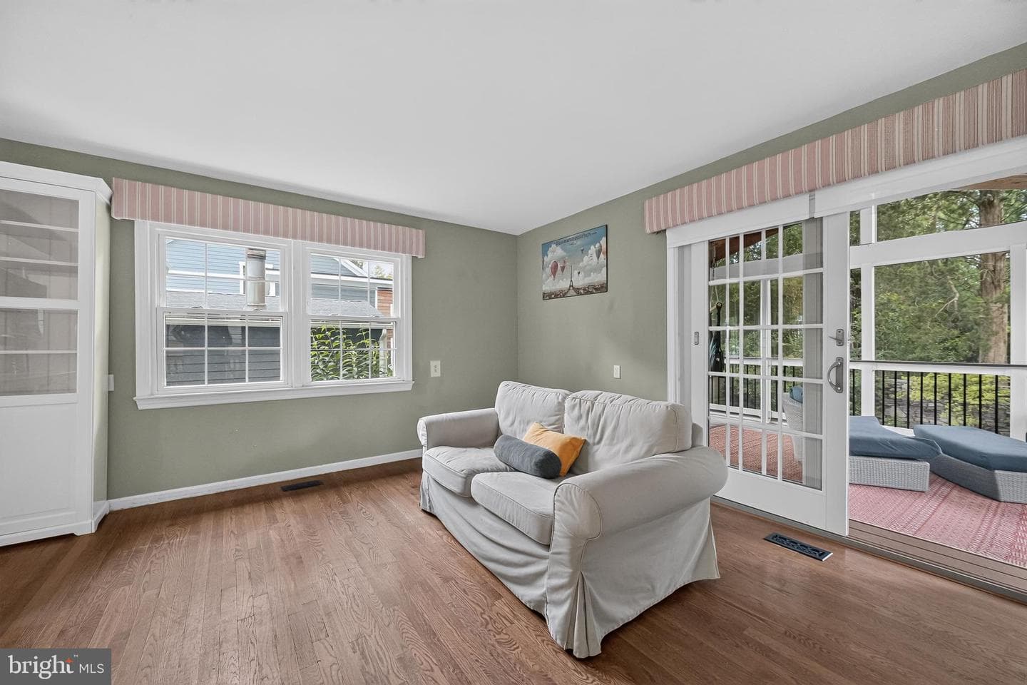 9908 Dickens Avenue photo 21