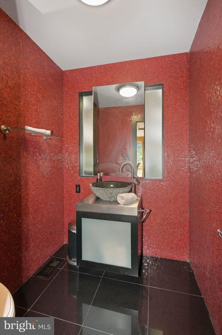 10204 Falls Road photo 25