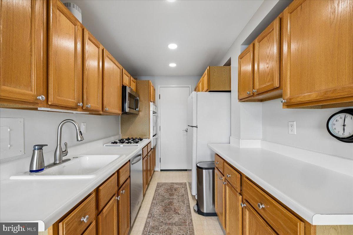 10201 Grosvenor Place #1009 photo 20