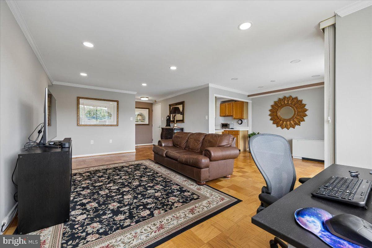 10201 Grosvenor Place #1009 photo 4