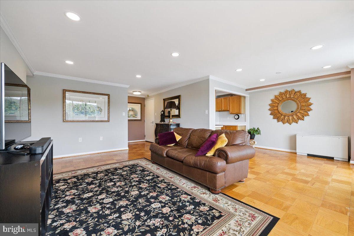 10201 Grosvenor Place #1009 photo 8