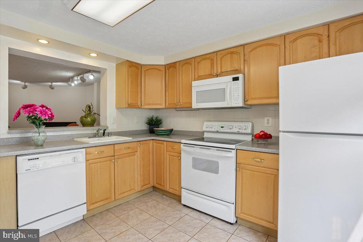 11 Teaneck Court photo 9