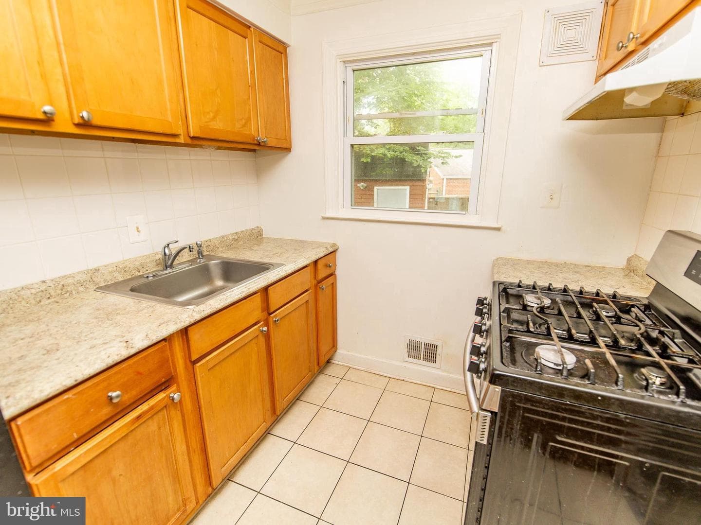 12124 Livingston Street photo 12
