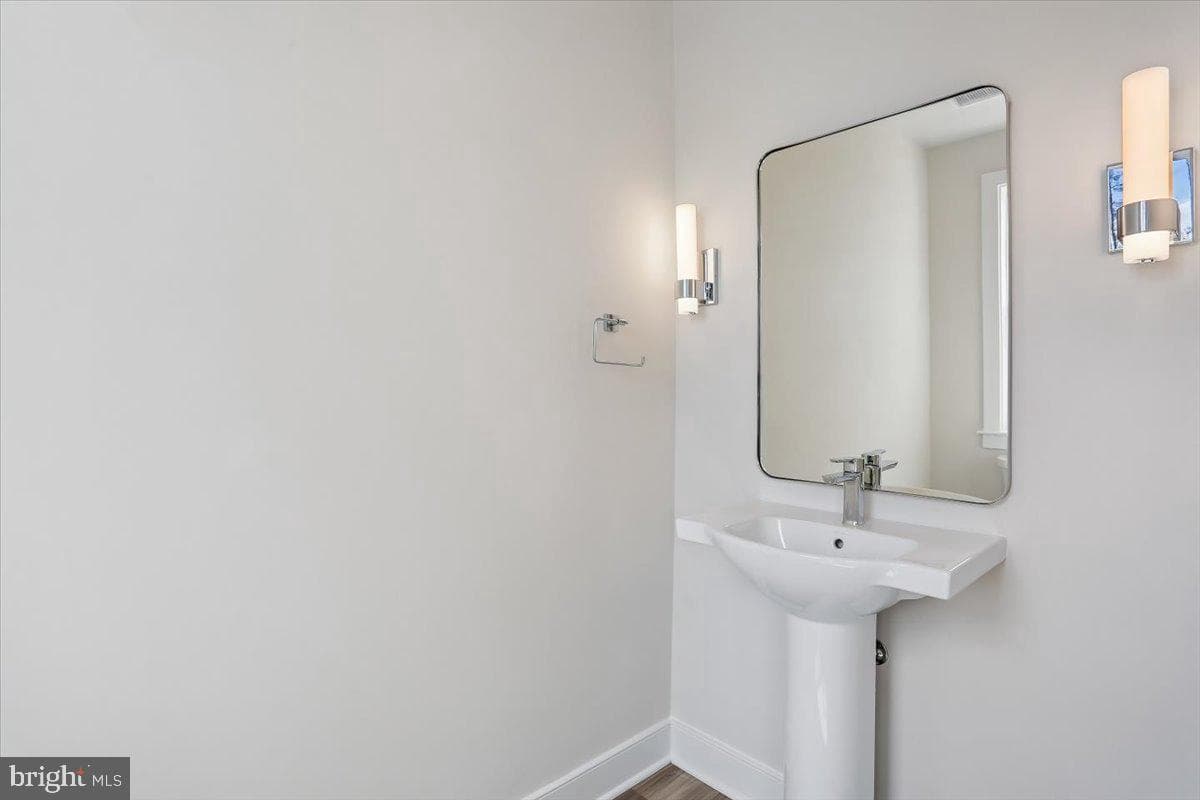 102 Allen Lane photo 26