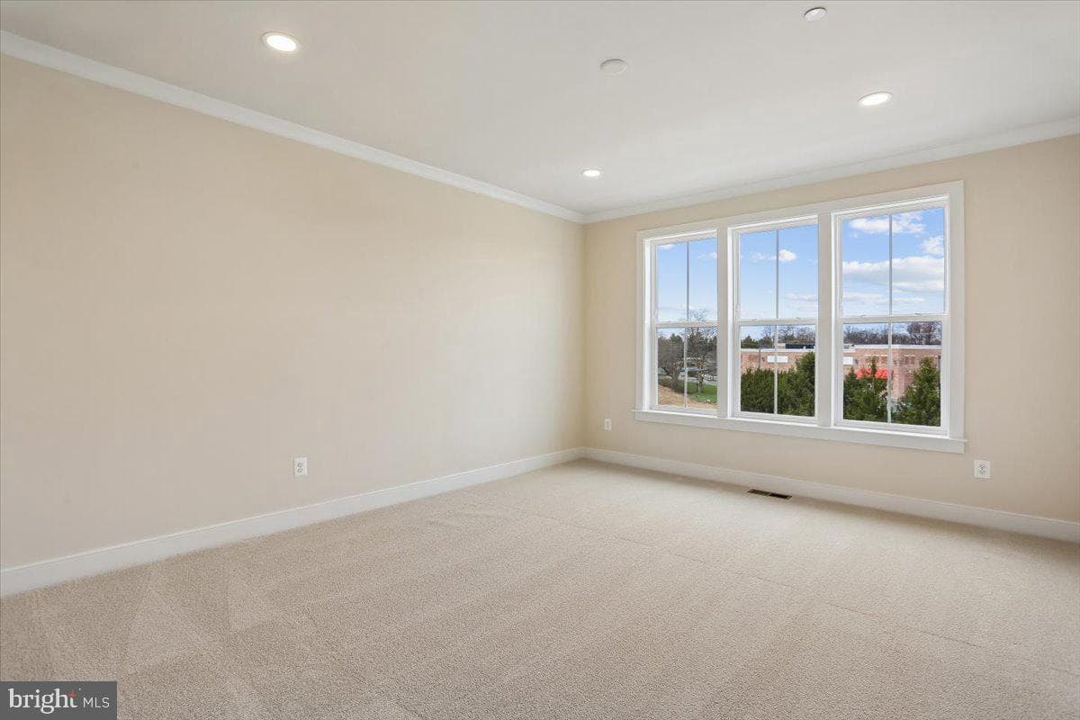 102 Allen Lane photo 34