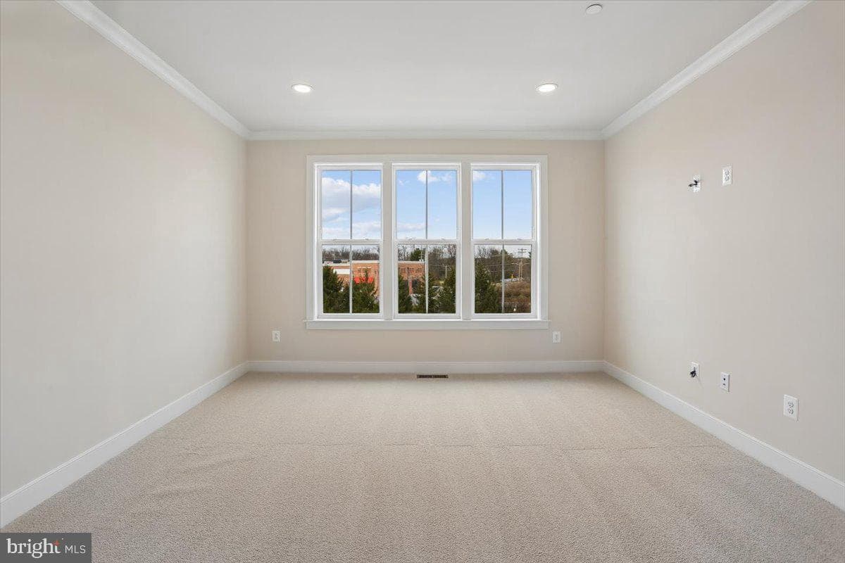 102 Allen Lane photo 35
