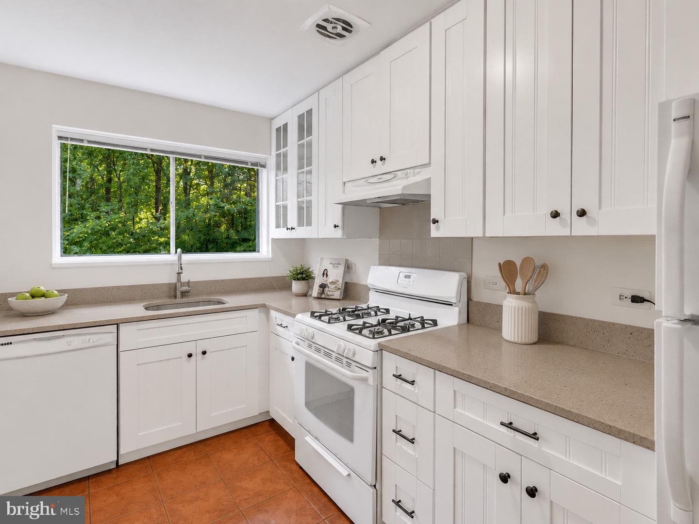 10524 Weymouth Street #202 photo 4
