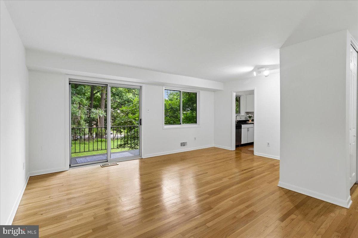 10518 Weymouth Street #102 photo 4