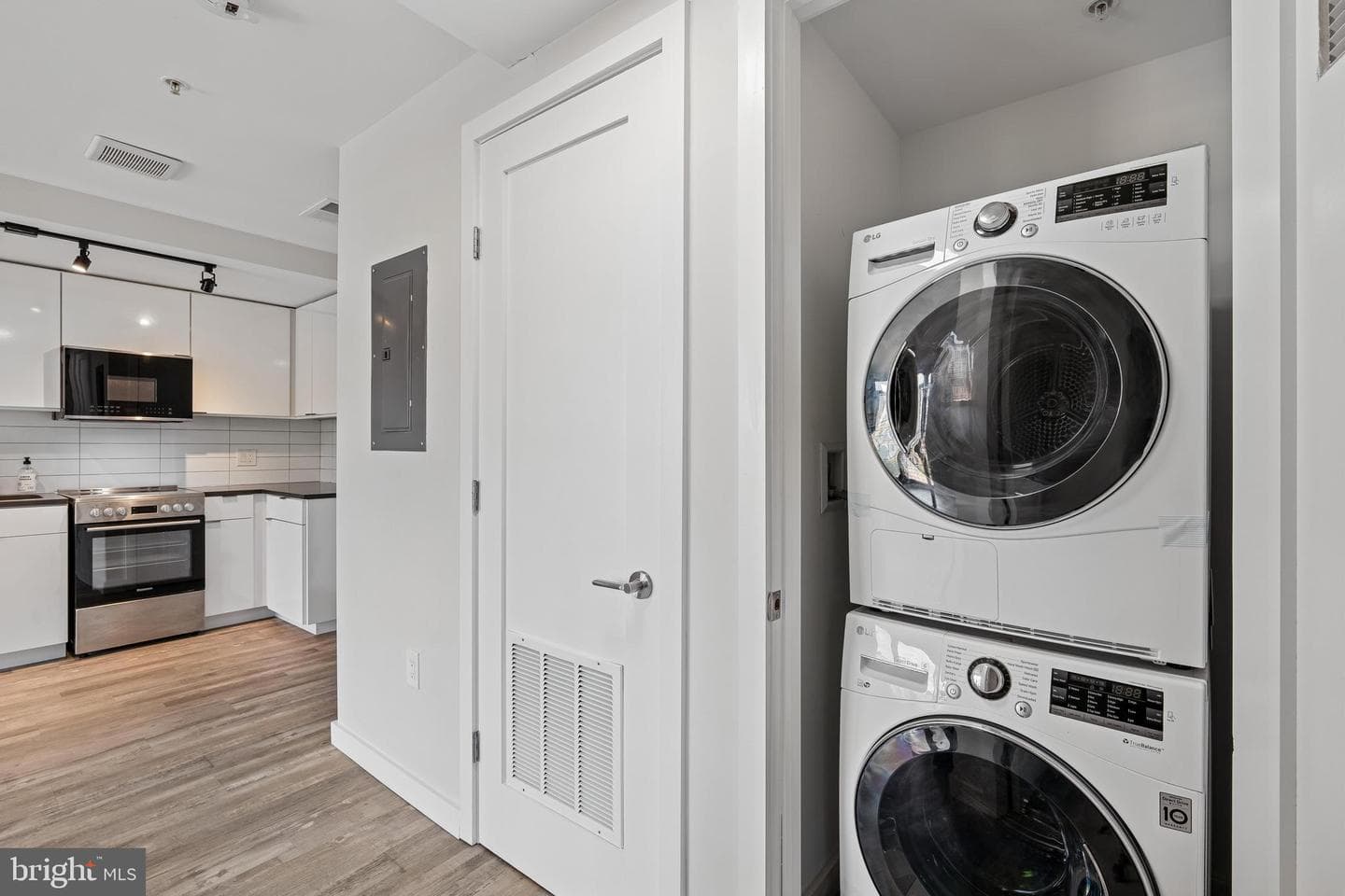 700 Roeder Road #401 photo 17