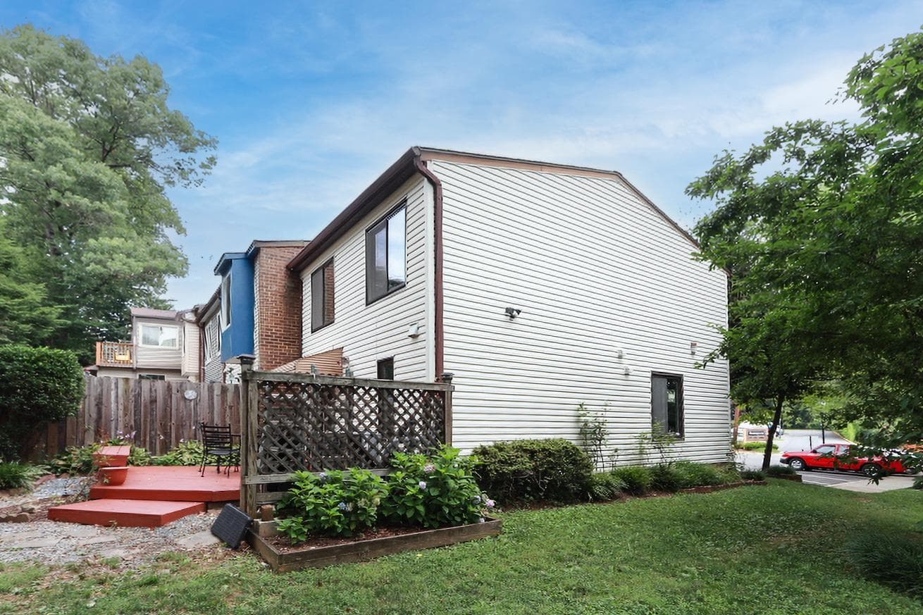 10704 Lester Street photo 4
