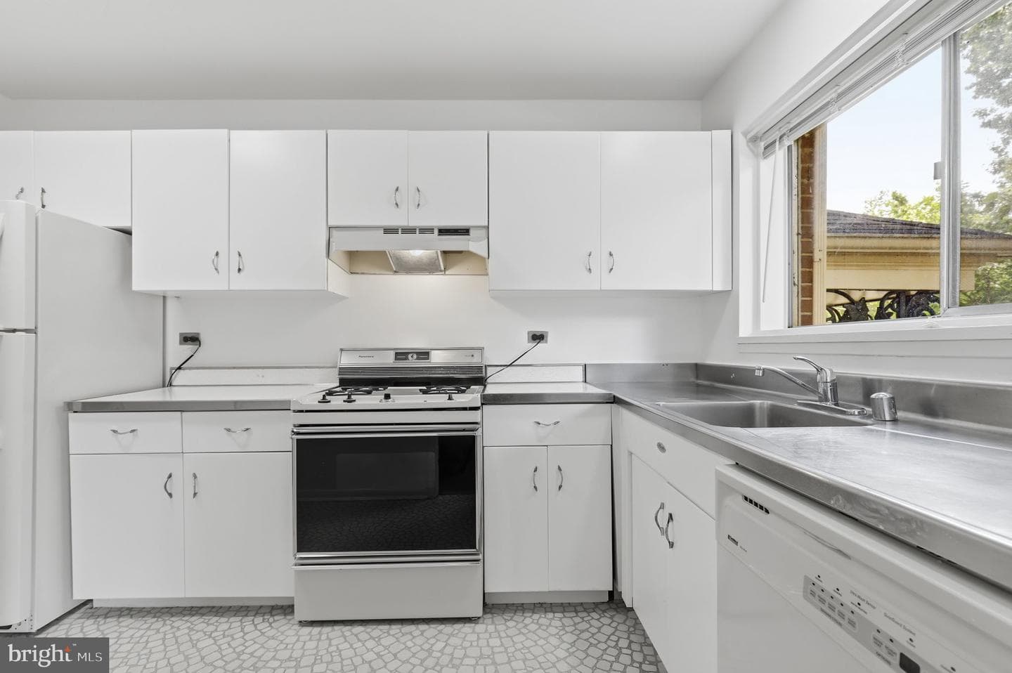 10626 Weymouth Street #101 photo 5