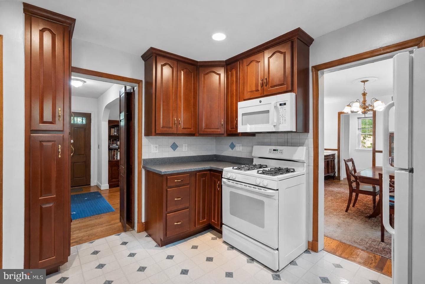 8911 Bradford Road photo 16