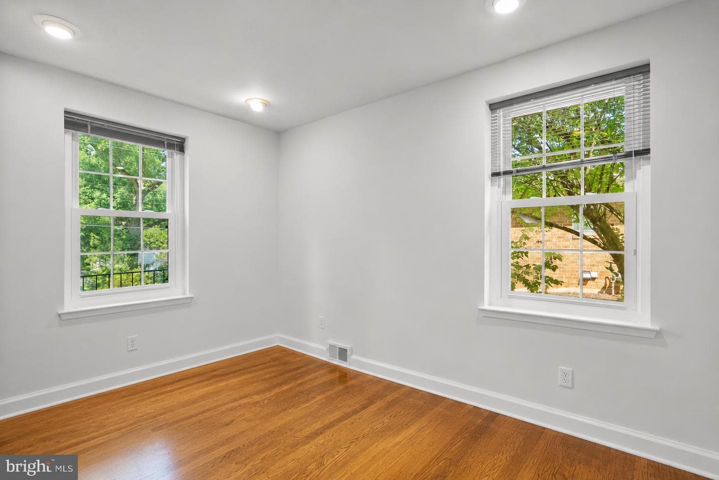 8911 Bradford Road photo 23