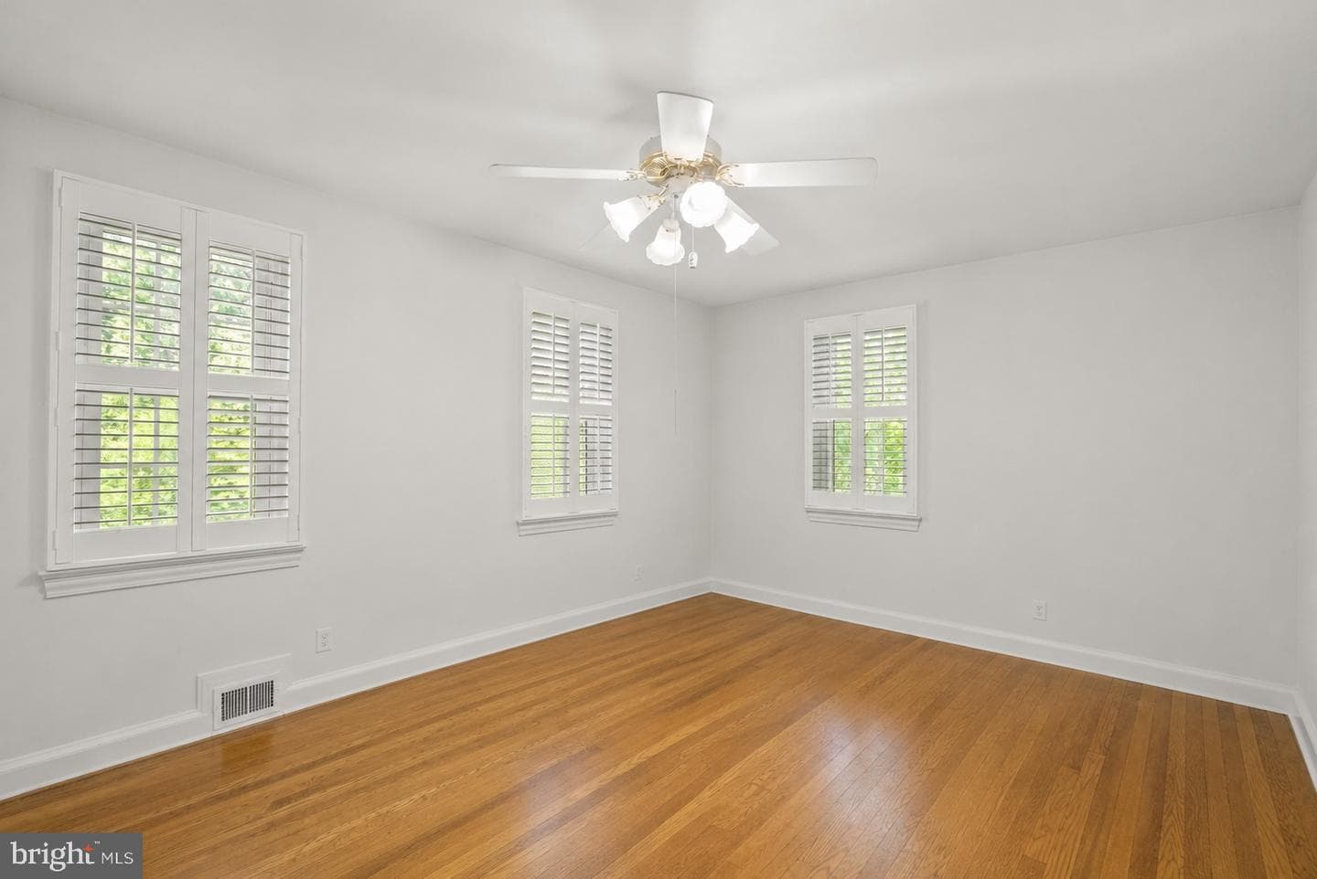 8911 Bradford Road photo 32