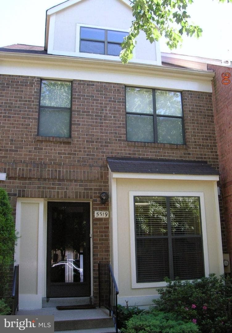 5319 King Charles Way photo 1