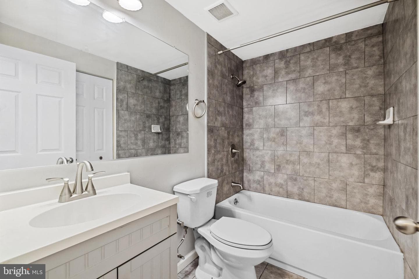 5817 Junipertree Lane photo 13