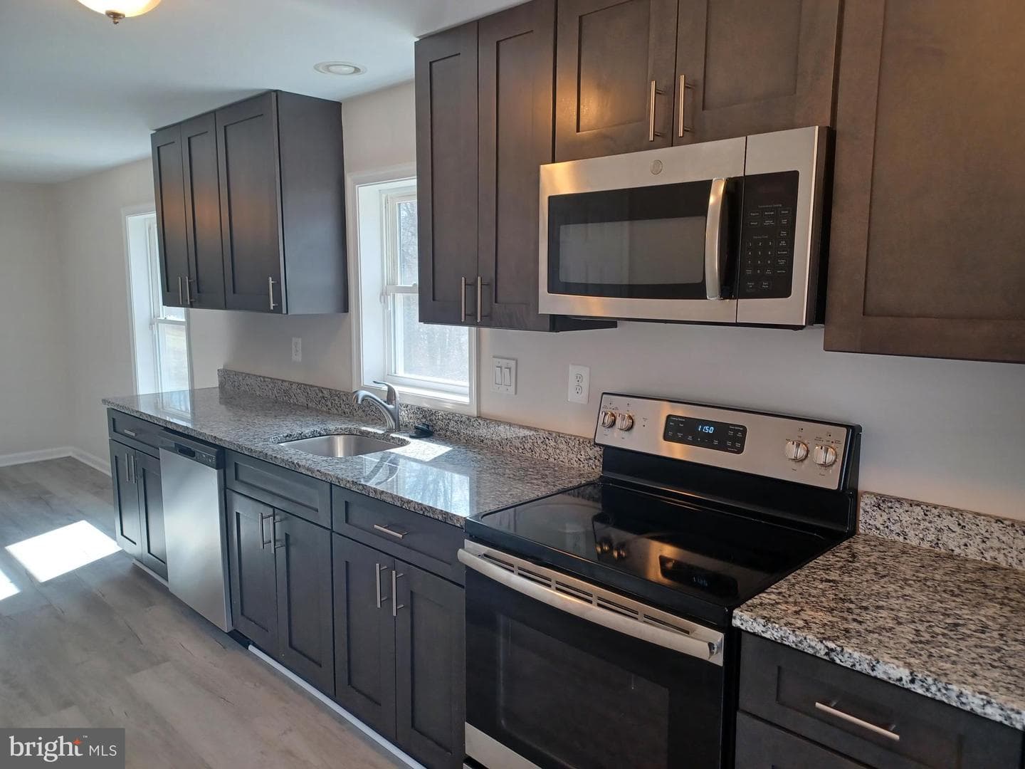 15205 Peerless Avenue photo 8