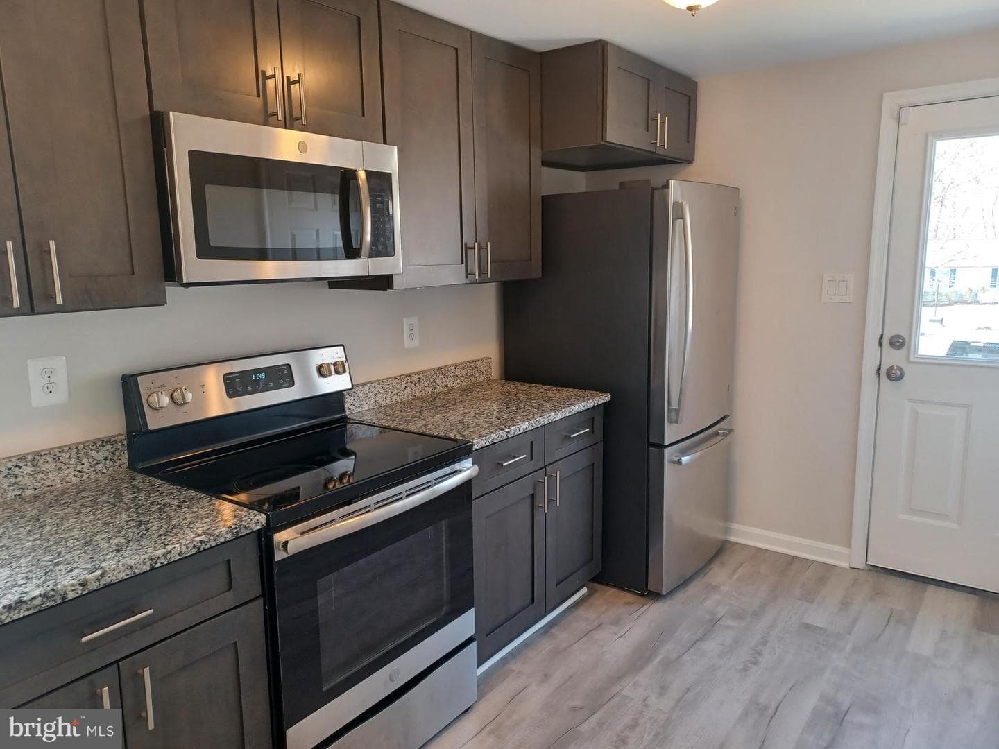 15205 Peerless Avenue photo 9