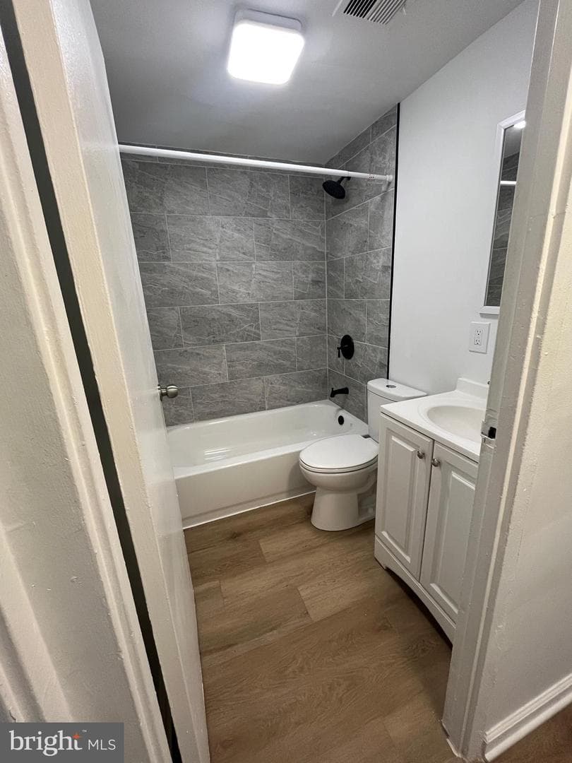 1850 Village Green Drive photo 8
