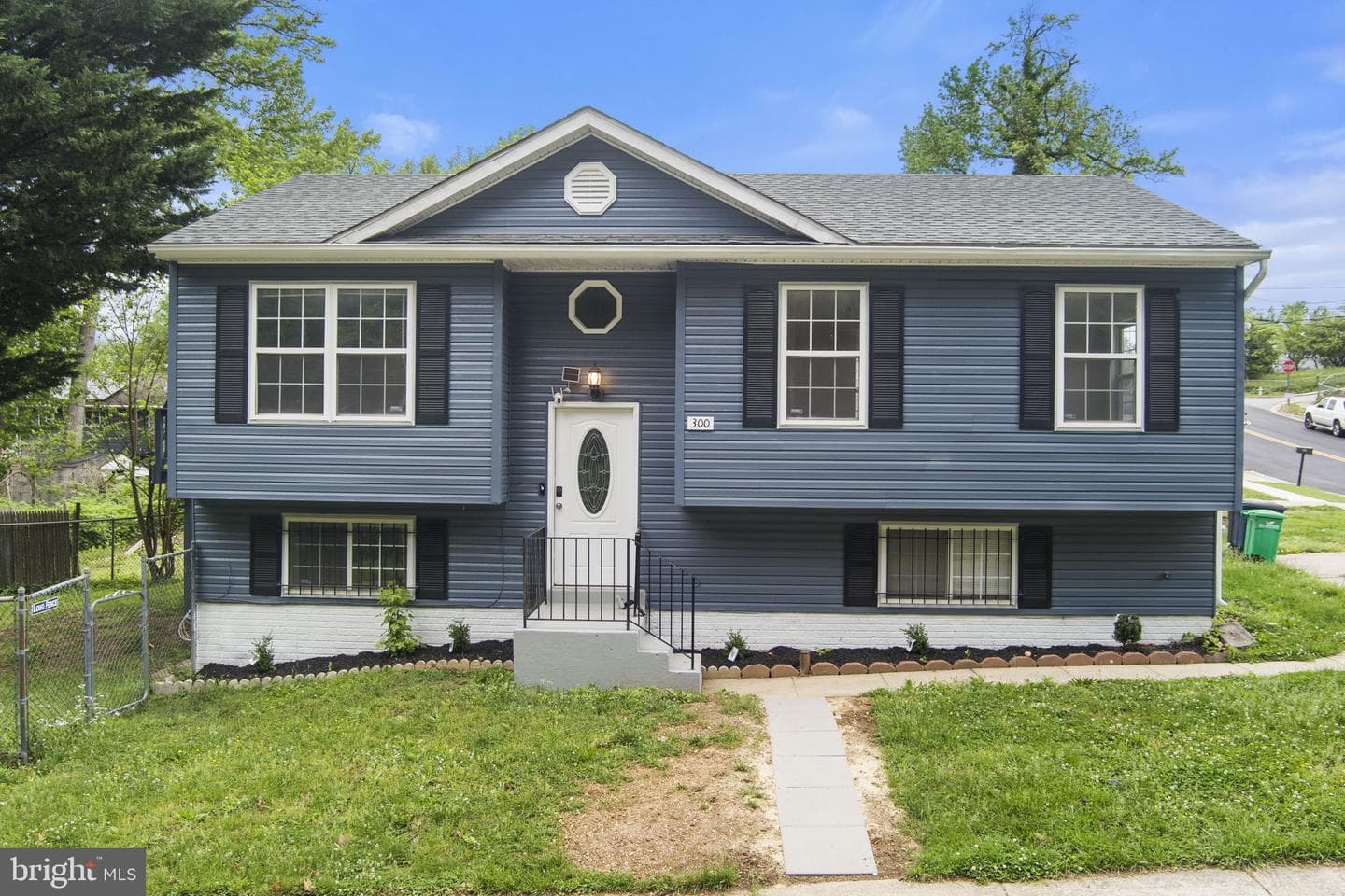 300 Goldleaf Ave photo 1