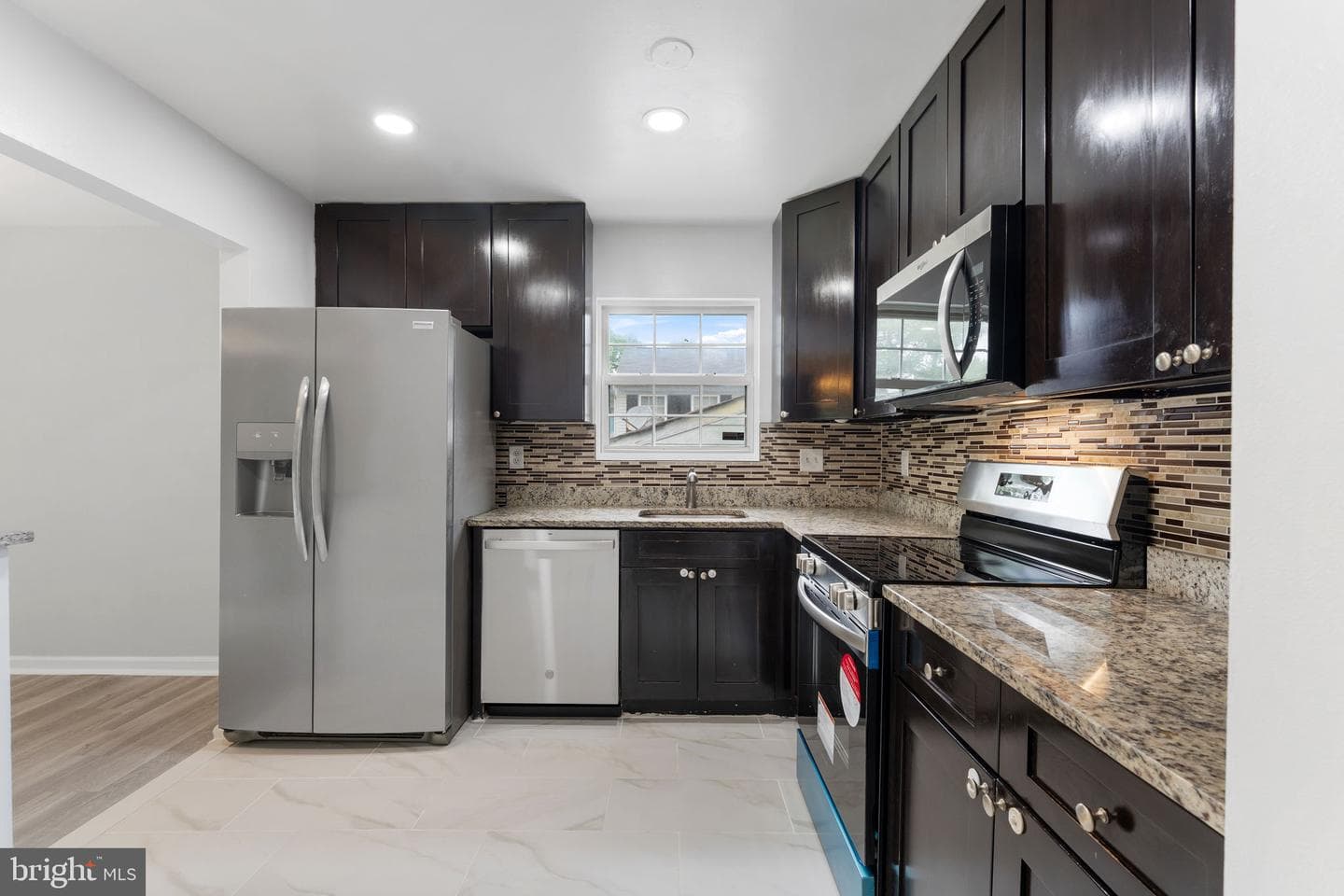 300 Goldleaf Ave photo 11
