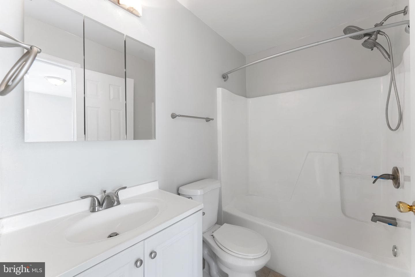 300 Goldleaf Ave photo 16