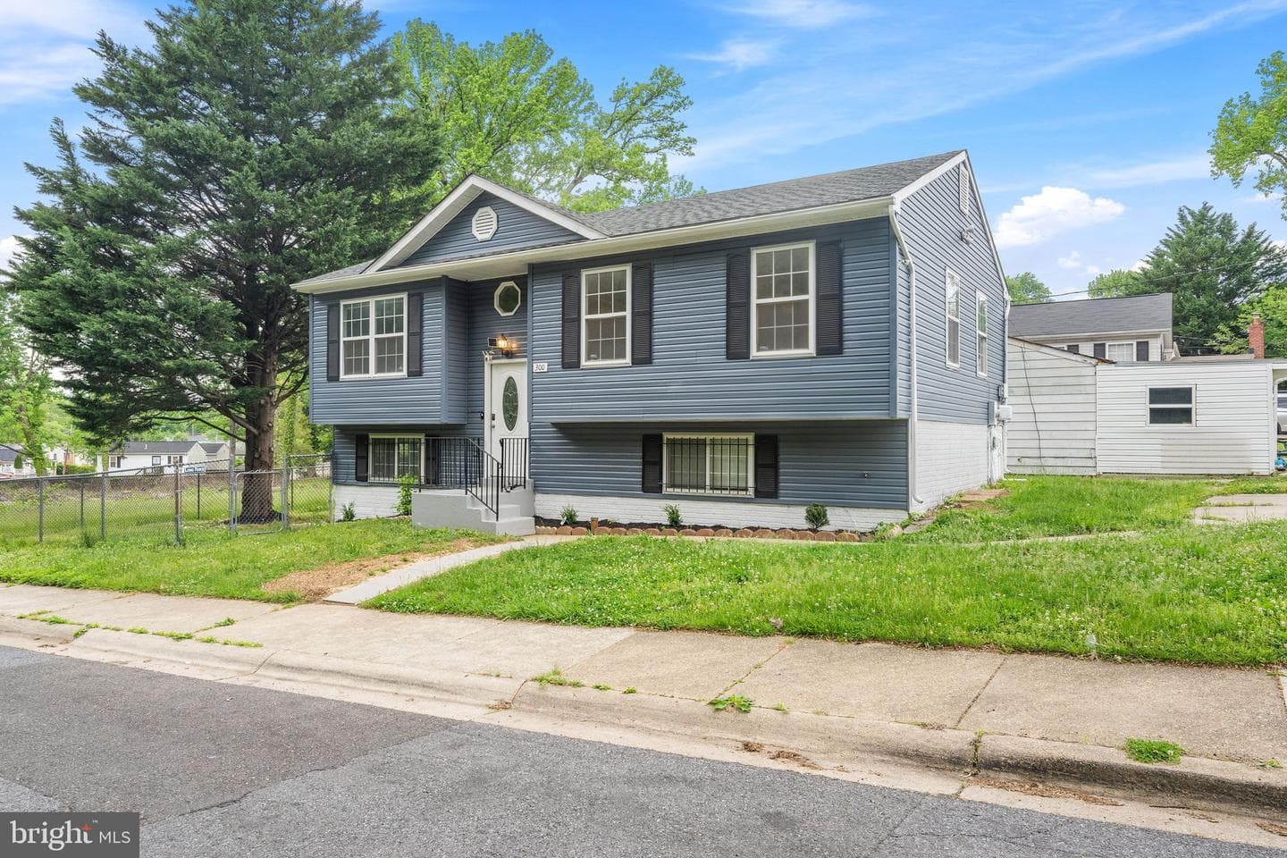 300 Goldleaf Ave photo 4