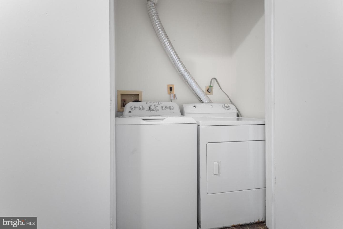 1008 Hanbury Court photo 30