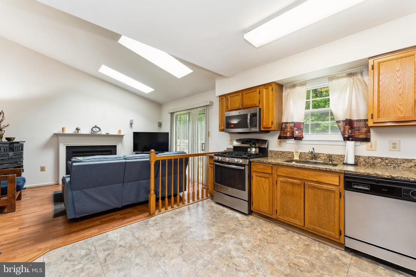 4805 John Street photo 9