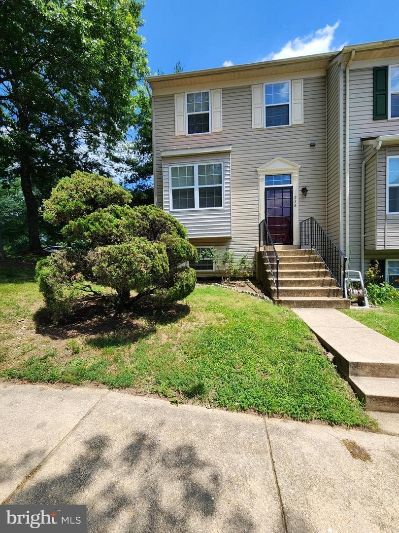 938 Newington Court photo 1