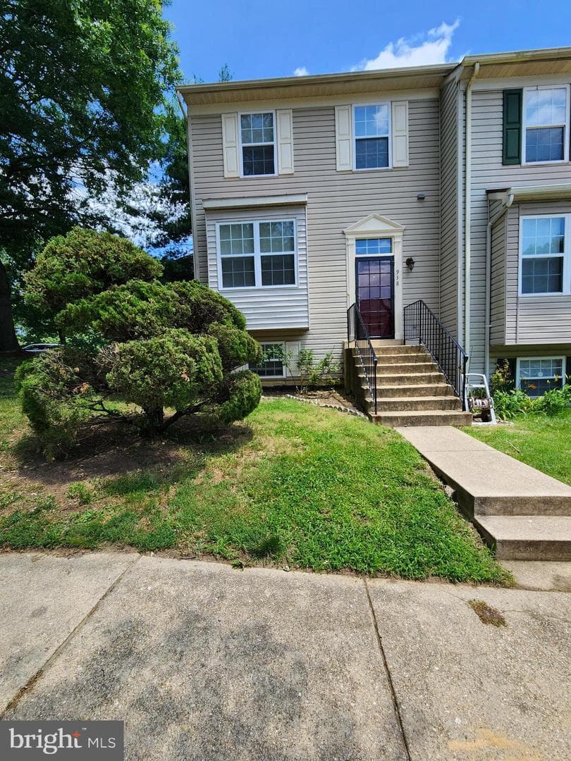 938 Newington Court photo 2