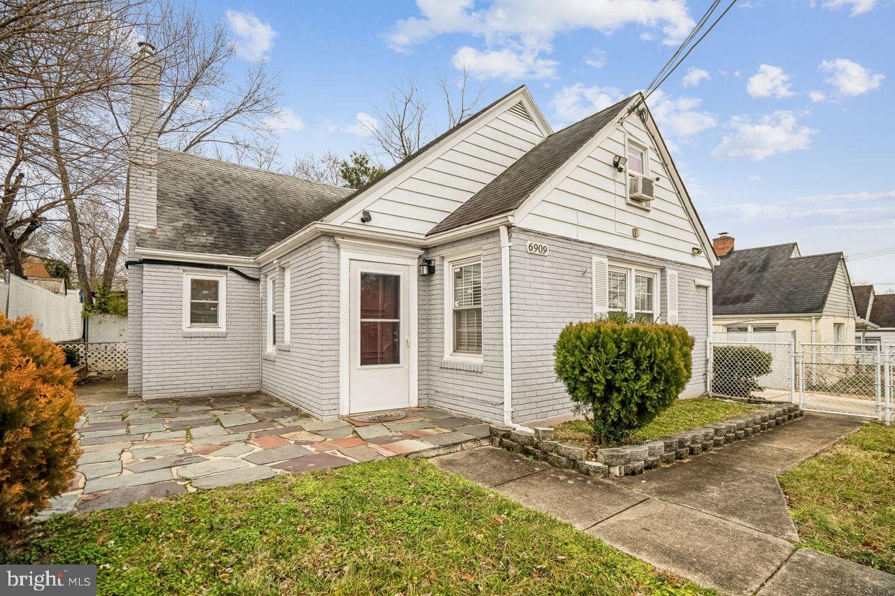6909 Standish Drive photo 3