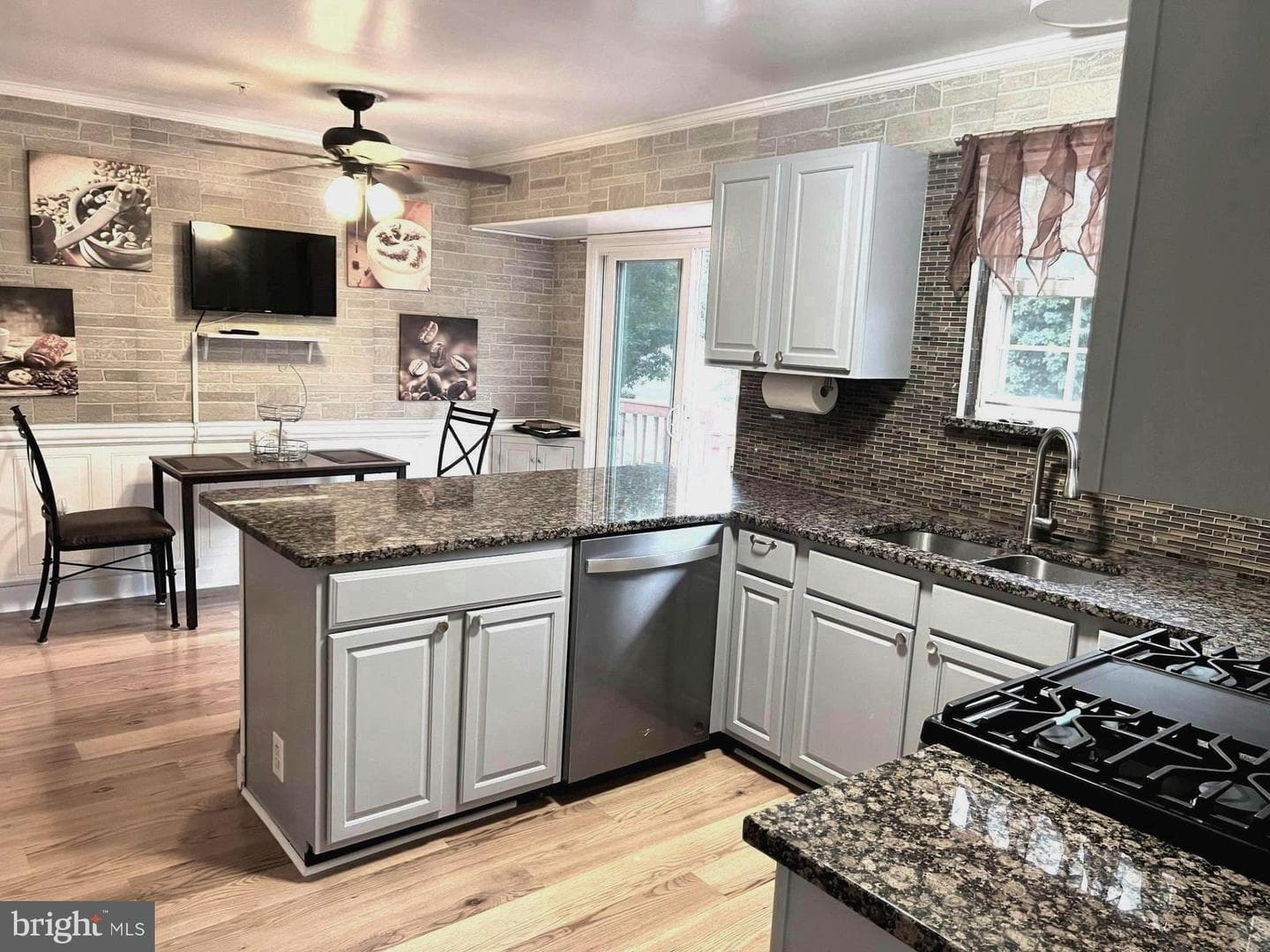 1712 Dennis Court photo 6