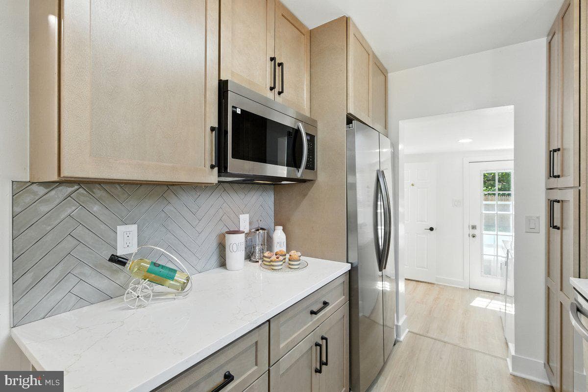 5811 Dade Street photo 10