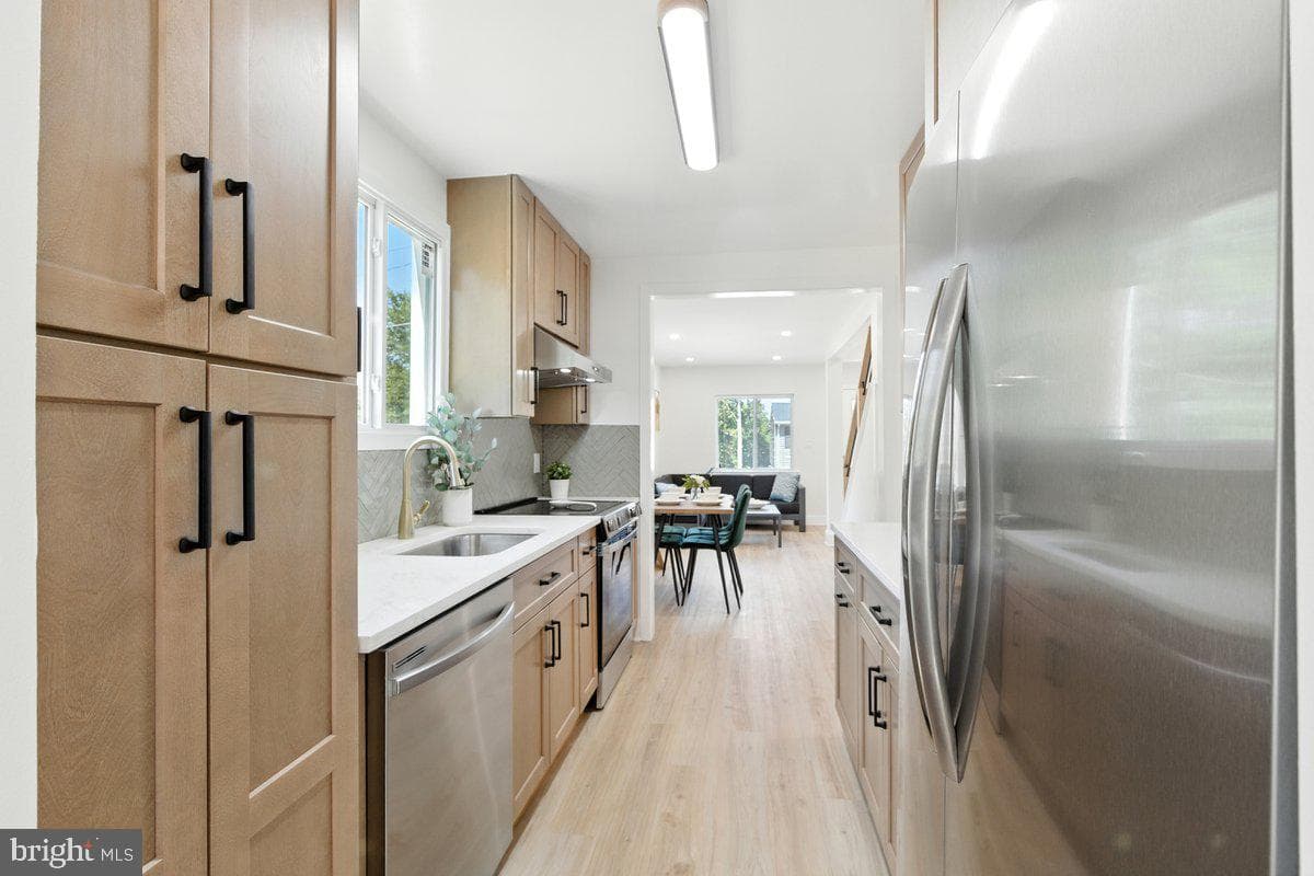 5811 Dade Street photo 8