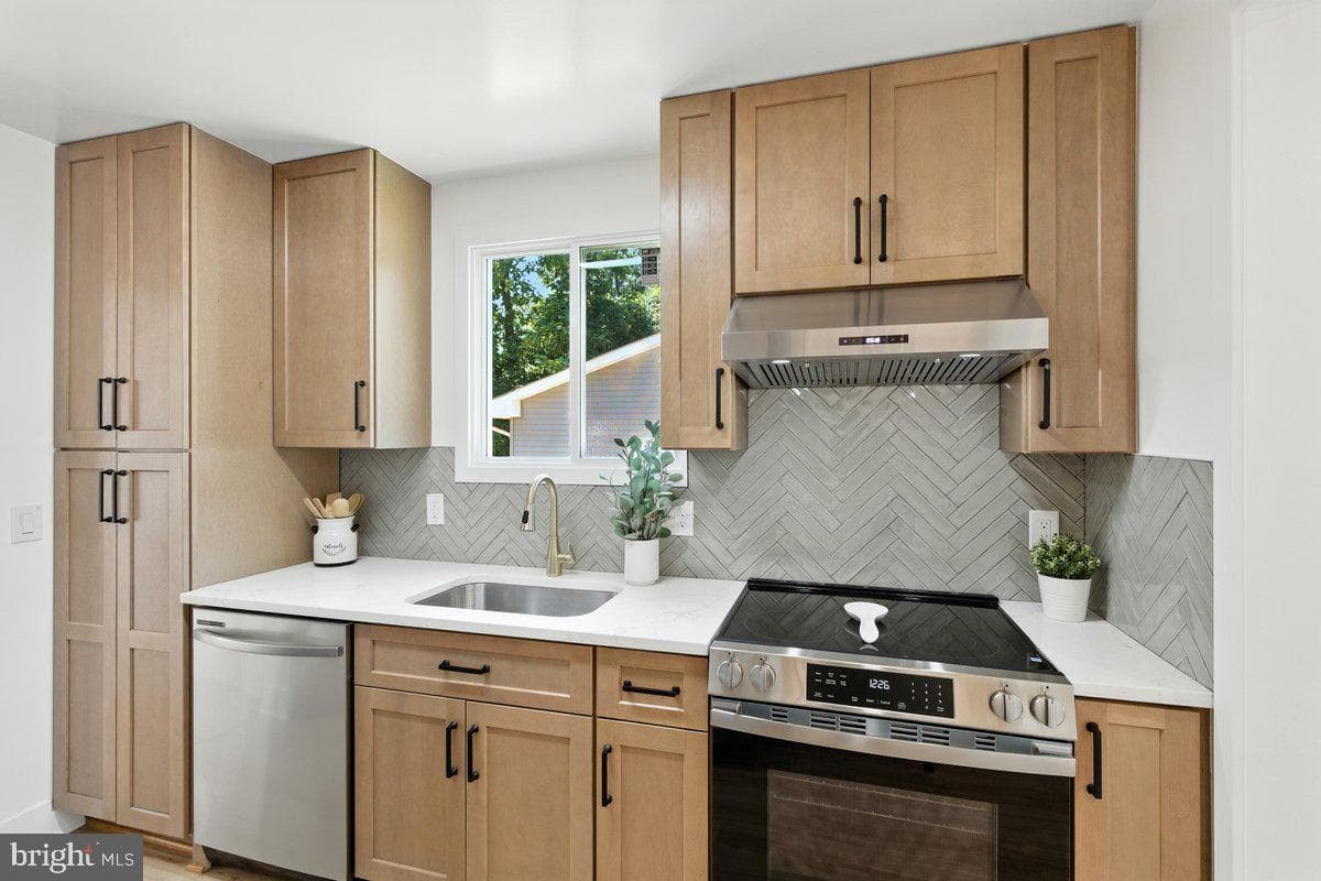 5811 Dade Street photo 9