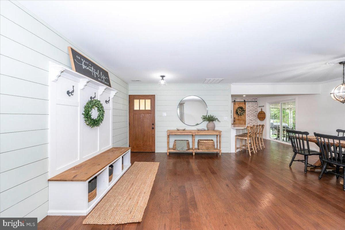 2219 Hindle Lane photo 2