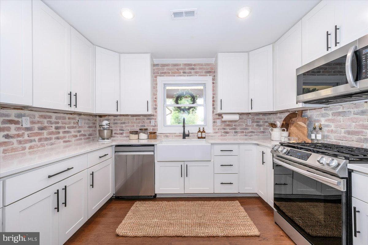 2219 Hindle Lane photo 3