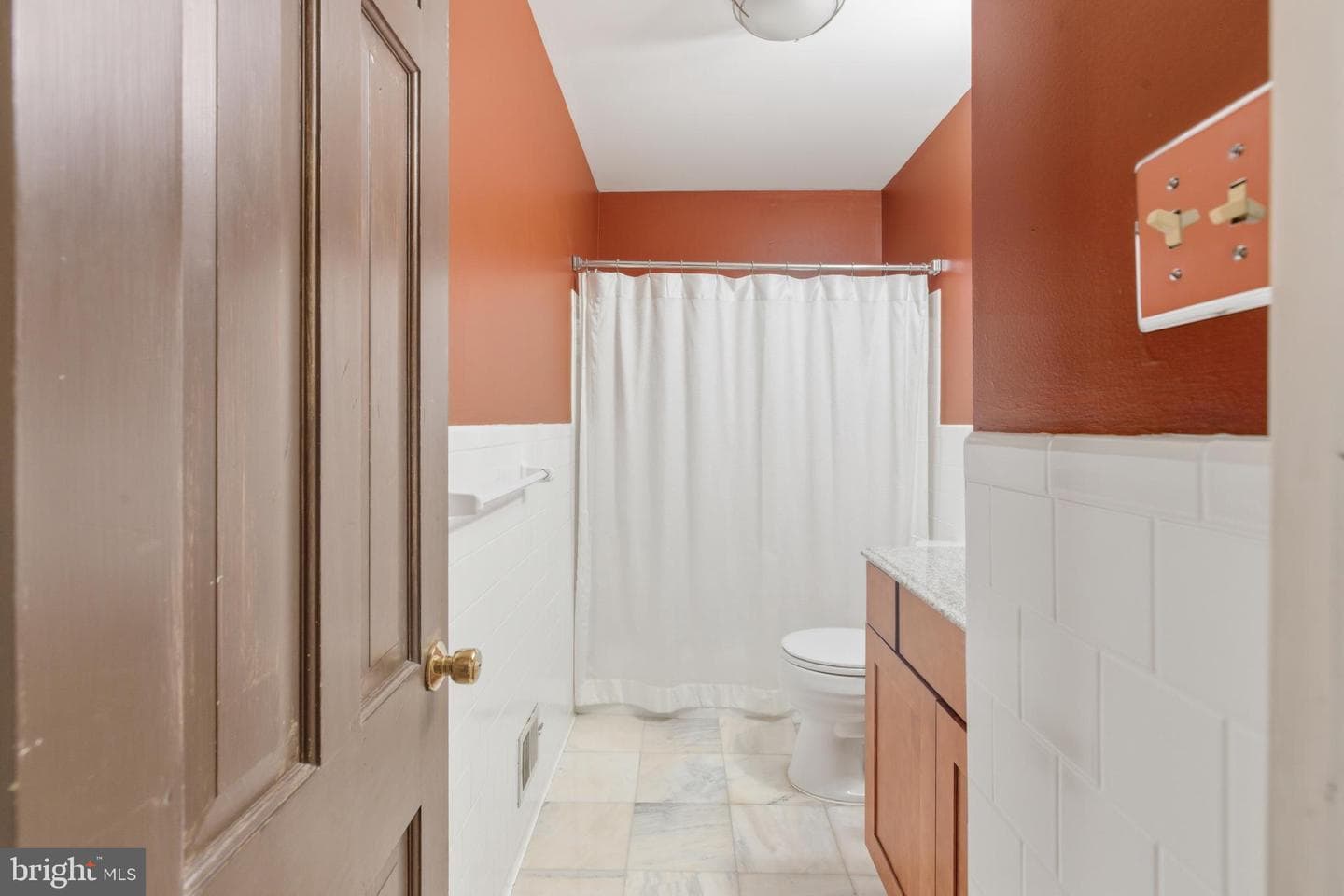 7404 Lois photo 10