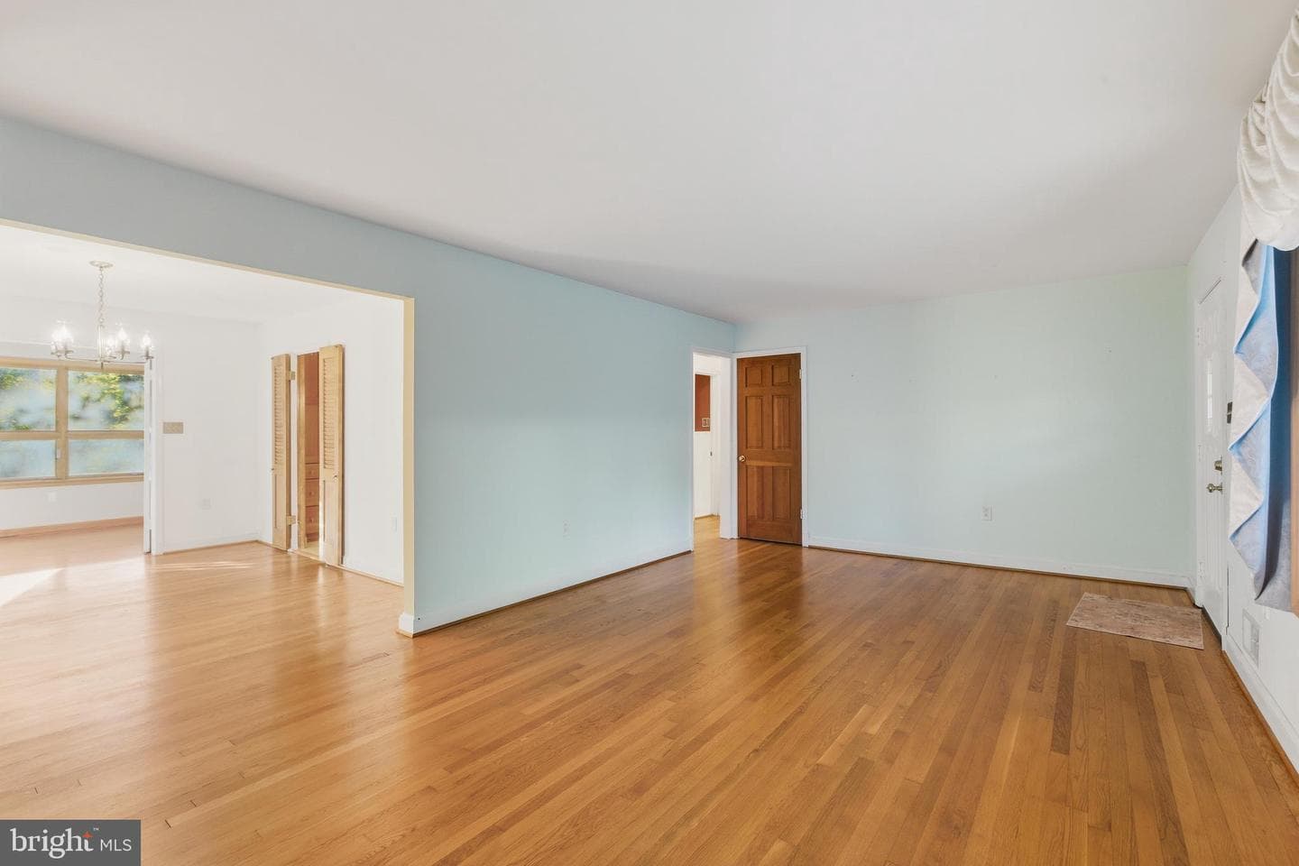 7404 Lois photo 12