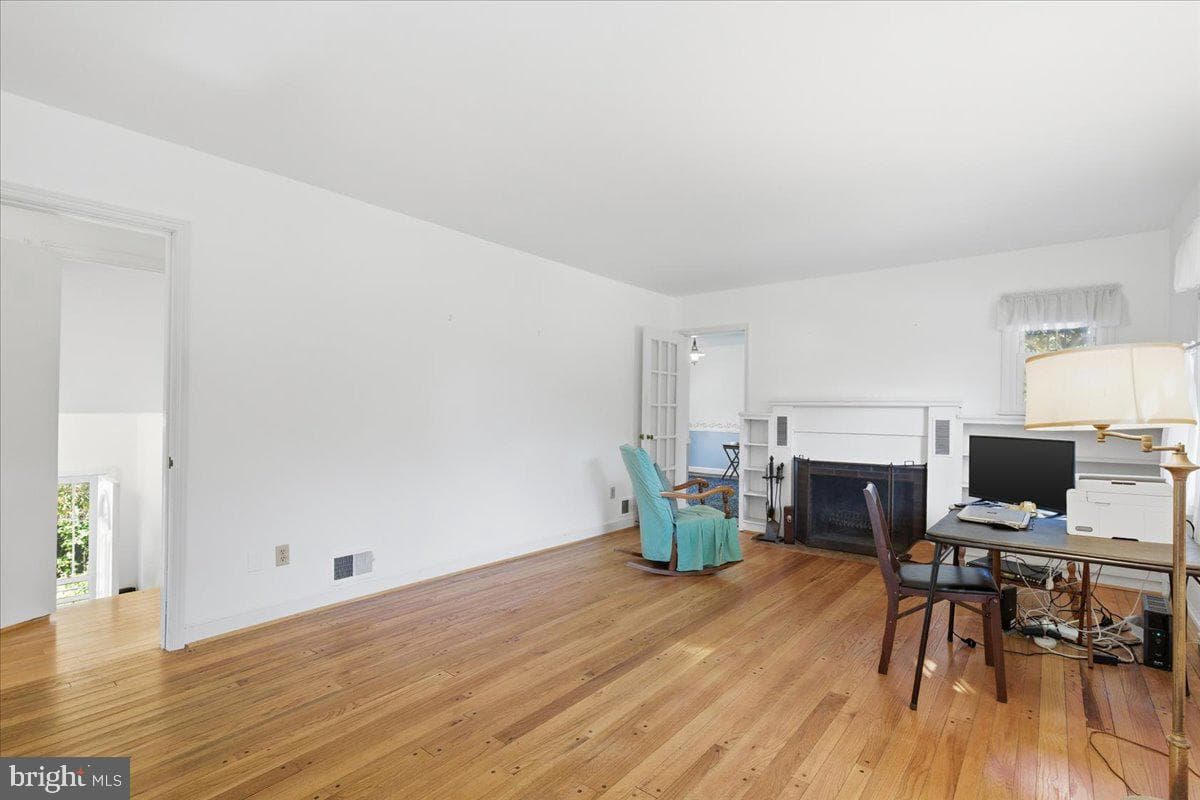 6315 Middleton Lane photo 4