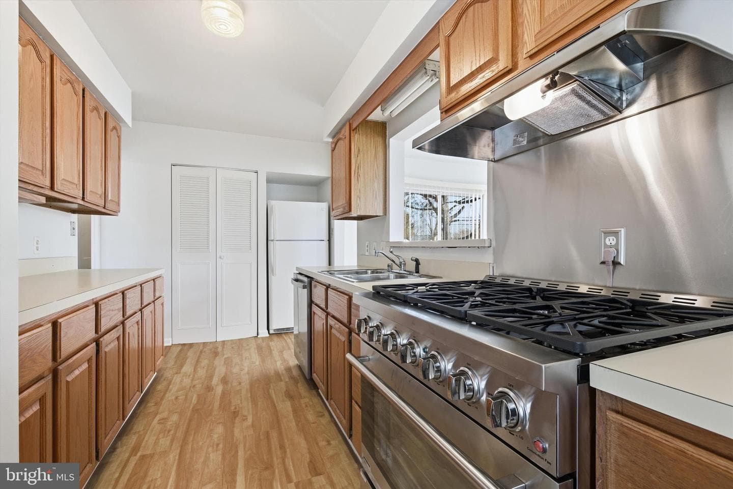 1004 Marton Street photo 8