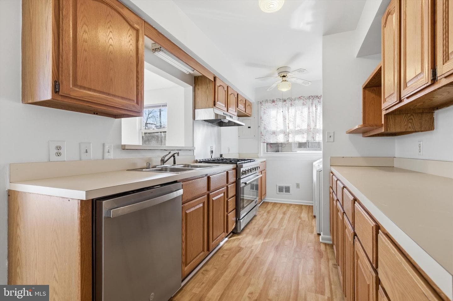 1004 Marton Street photo 9