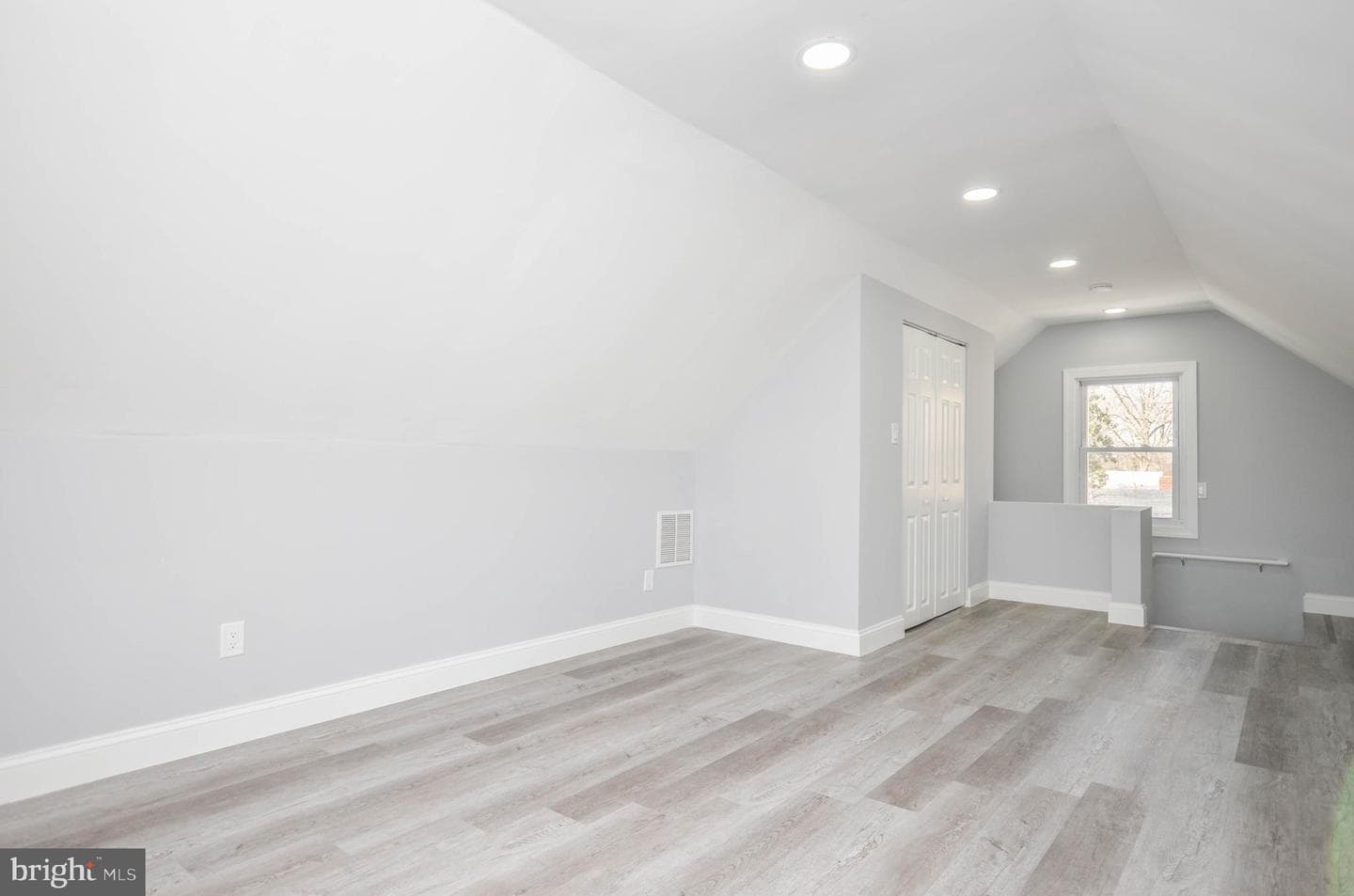 7009 Adelphi Road photo 27