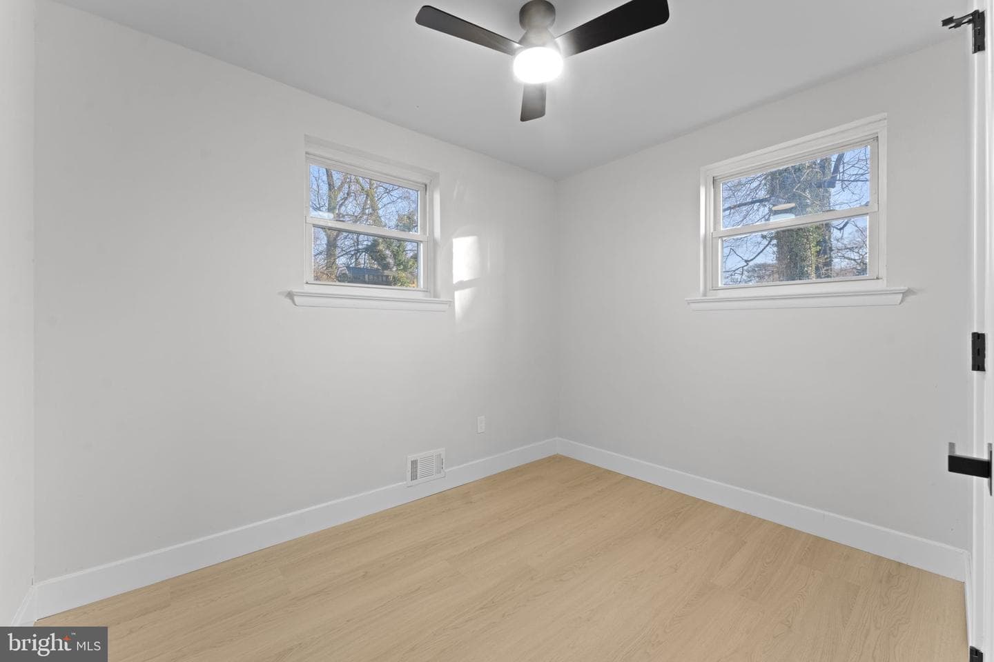 5117 Emo Street photo 20