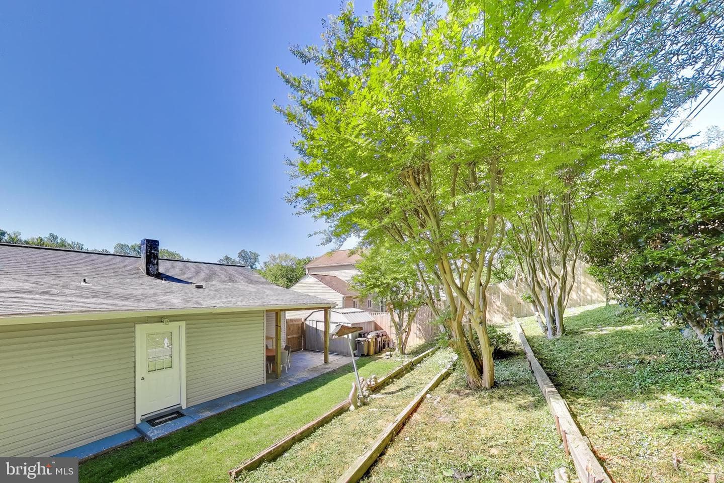 1031 Marton Street photo 32