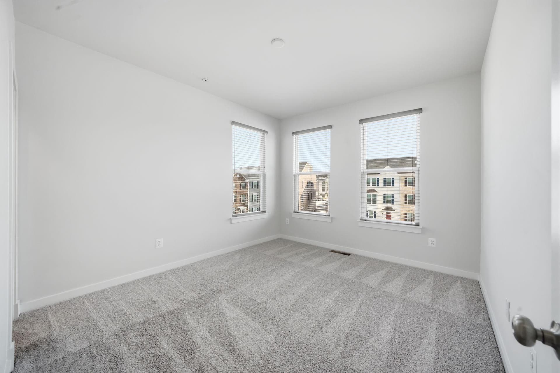 217 Summit Point Boulevard photo 35
