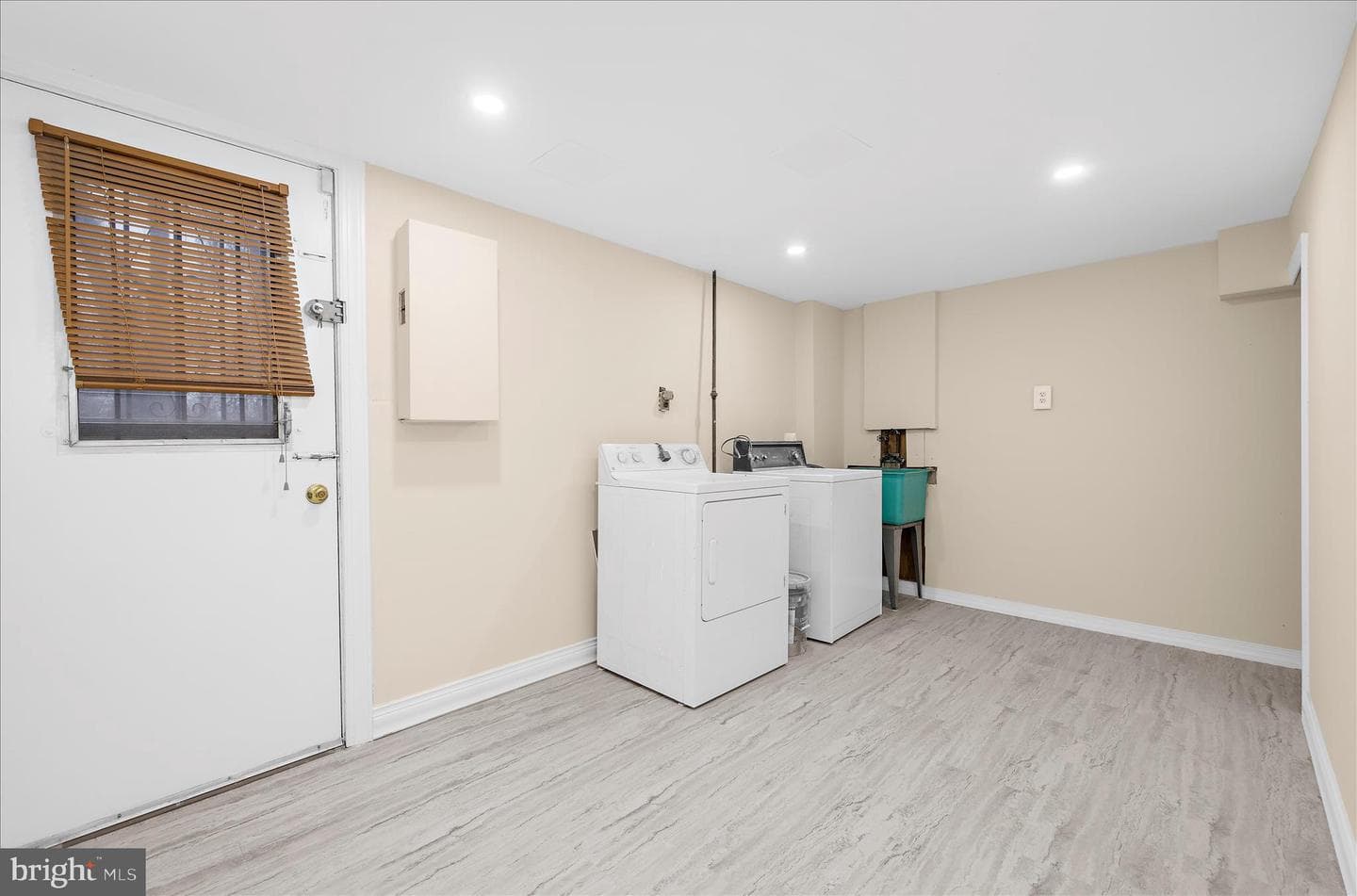 8611 Girard Street photo 32