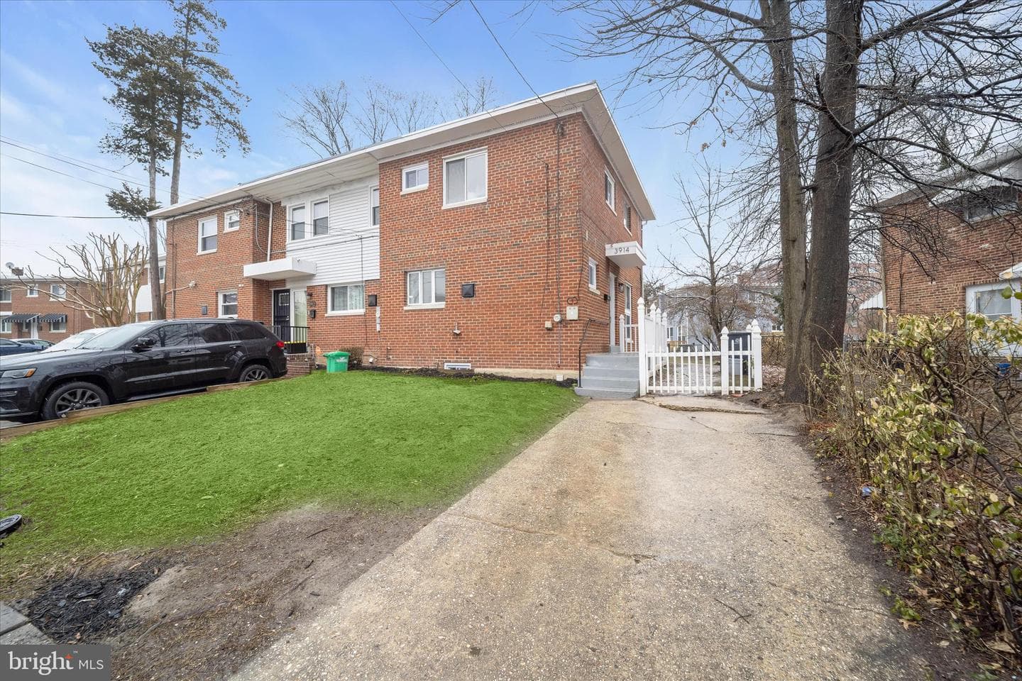 3914 Essex Court photo 1