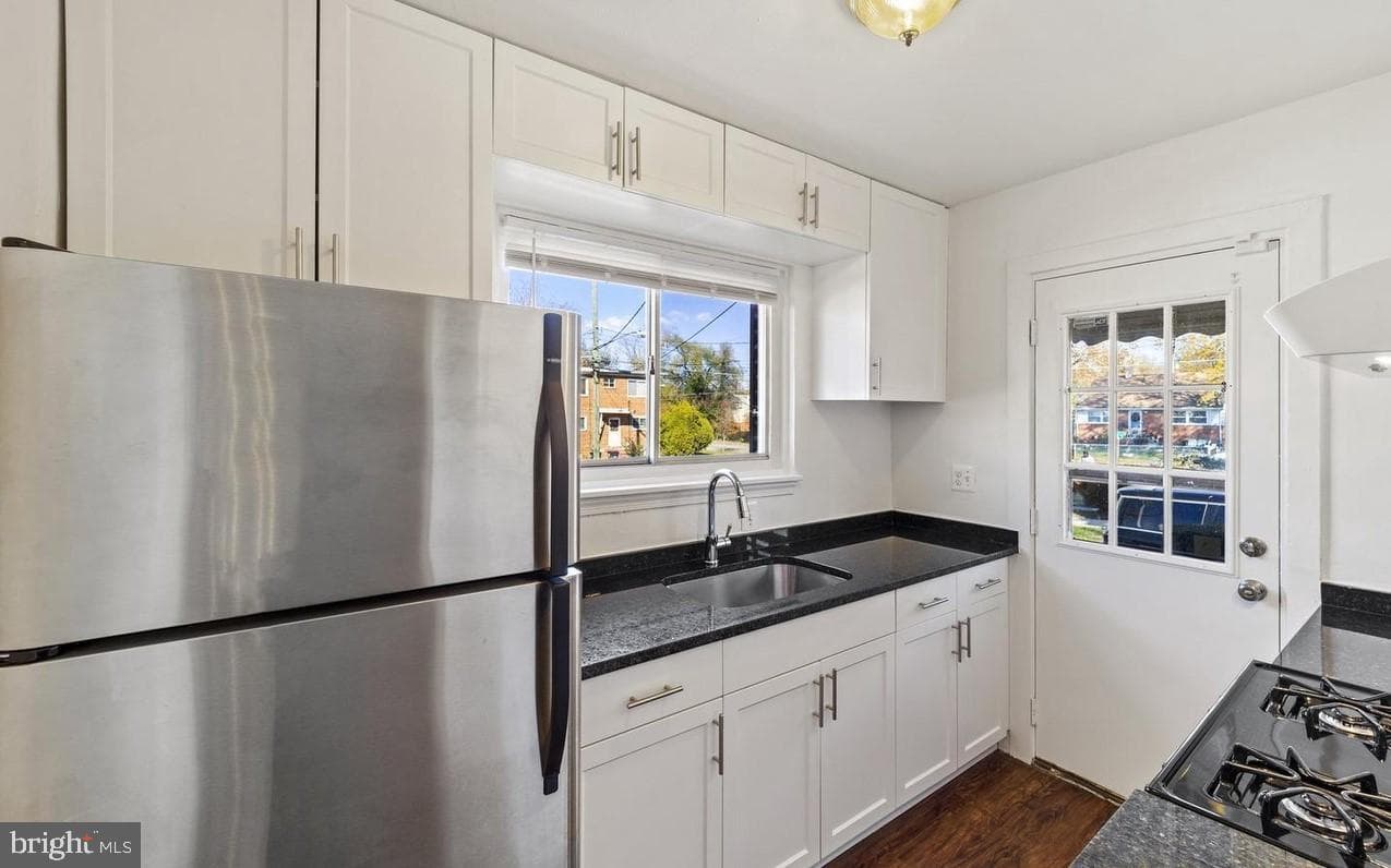 4906 Winthrop Street photo 4